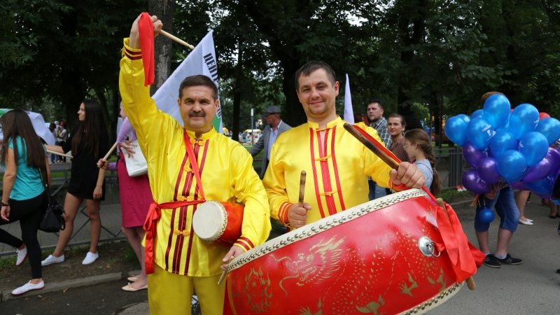 Последователи Фалуньгун приняли участие в праздничном шествии на Дне города Пскова