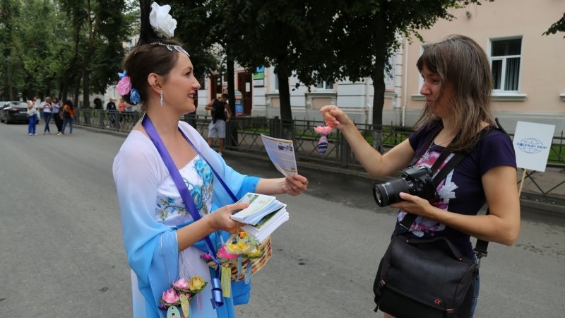 Последователи Фалуньгун приняли участие в праздничном шествии на Дне города Пскова