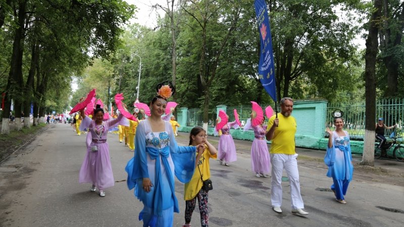 Последователи Фалуньгун приняли участие в праздничном шествии на Дне города Пскова