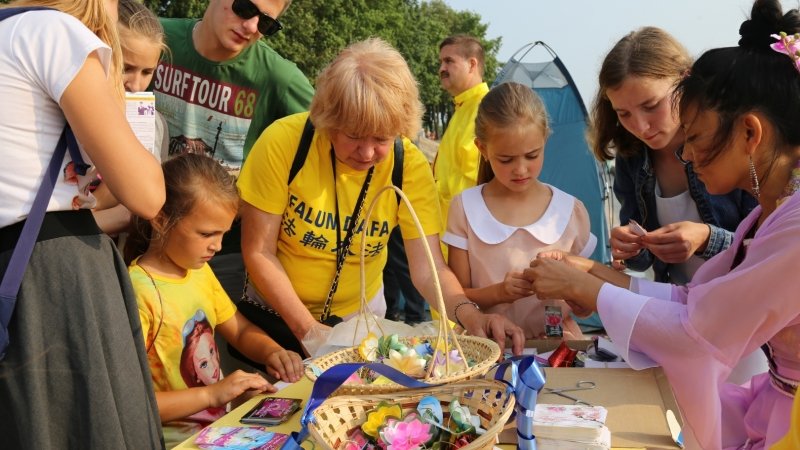 Последователи Фалуньгун приняли участие в праздничном шествии на Дне города Пскова