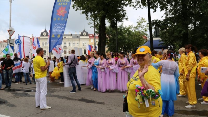 Последователи Фалуньгун приняли участие в праздничном шествии на Дне города Пскова