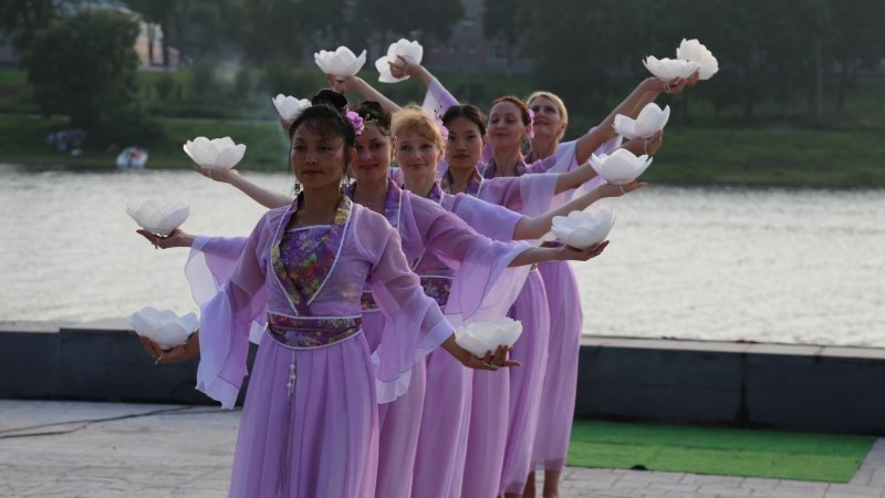 Последователи Фалуньгун приняли участие в праздничном шествии на Дне города Пскова