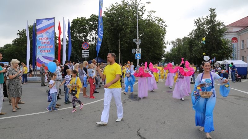 Последователи Фалуньгун приняли участие в праздничном шествии на Дне города Пскова