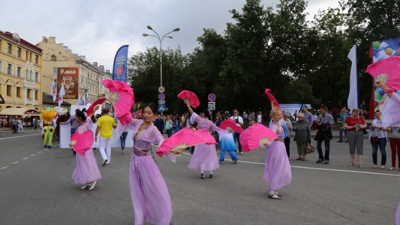 Последователи Фалуньгун приняли участие в праздничном шествии на Дне города Пскова