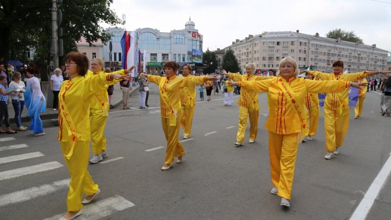 Последователи Фалуньгун приняли участие в праздничном шествии на Дне города Пскова