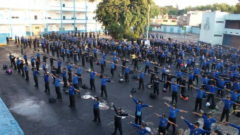 Более 600 полицейских изучают упражнения Фалунь Дафа в Мехико