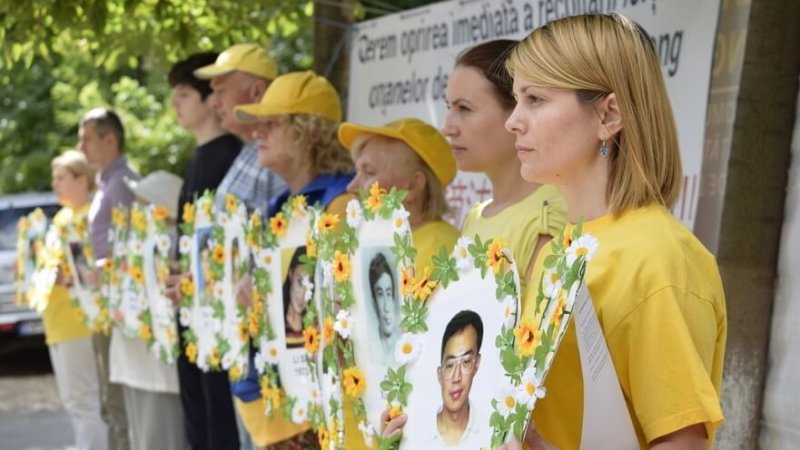 Последователи Фалуньгун провели акцию протеста у посольства Китая в Кишинёве