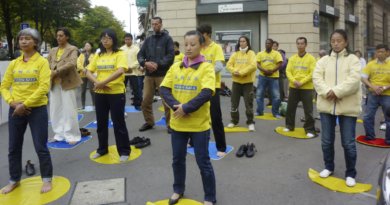 Париж. Последователи Фалуньгун выполняют упражнения у китайского посольства