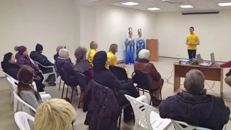 Ведущий рассказывает о преследованиях последователей Фалуньгун в Китае. Фото: Владимир Устюгов