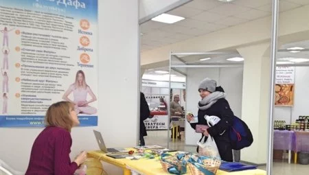 У стенда Фалуньгун, выставка "Красота и здоровье". Фото: Владимир Устюгов