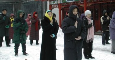 Практикующие Канады в Монреале медитируют во время судебного процесса над «Ле Пресс Шинуаз»