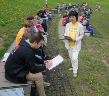 Практикующие Фалуньгун собирают подписи под петицией против репрессий, г. Москва, 2017 г. Фото: Ю.Сафронова