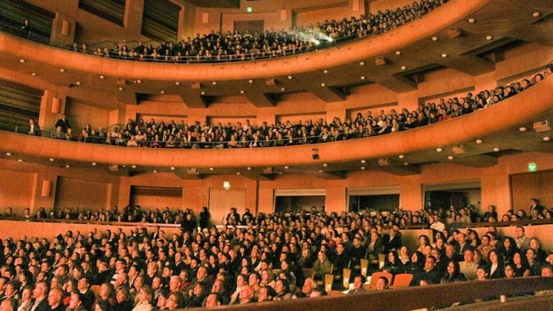 Shen Yun даёт представление в Театре имени Хулио Марио Санто Доминго в Боготе (Колумбия), 8 апреля 2017 года