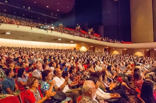 Выступление Shen Yun New York Company 7 мая 2017 года в концертном зале Центра Блейсделла в Гонолулу на Гавайях. Из-за большого спроса администрация театра предоставила зрителям билеты на стоячие места на вечернем шоу 6 мая и дневном шоу 7 мая