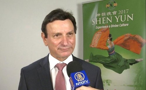 Тони Заппиа, член австралийского парламента Макина, на представлении Shen Yun в Аделаиде 28 апреля 2017 года