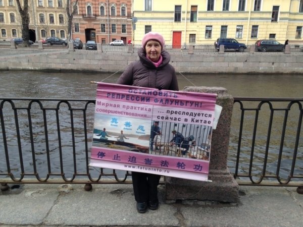 Одиночное пикетирование напротив Генерального консульства КНР в Санкт-Петербурге. 25.04.2017 г. Фото: Ирина Оширова