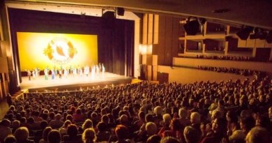 Артисты Shen Yun выходят на поклон в театре «Корум» в городе Монпелье (Франция), 26 апреля 2017 года