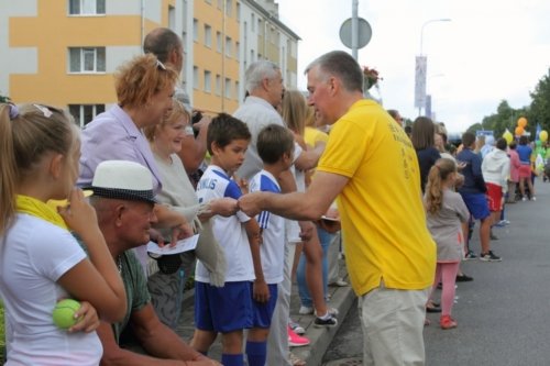 Зрители получают буклеты Фалунь Дафа