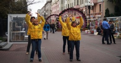 Демонстрация упражнений Фалуньгун на Арбате. Фото: faluninfo.info