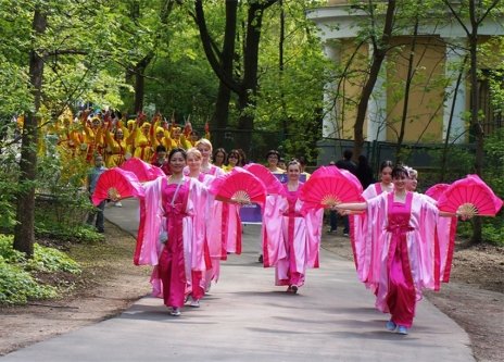 Последователи Фалуньгун празднуют Всемирный день Фалунь Дафа в Москве. Кузьминский парк, 2016 г.