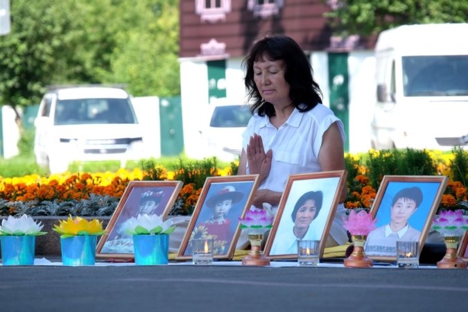 Акция с зажжёнными свечами на набережной в Иркутске