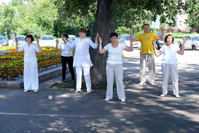 Выполнение упражнений на набережной в Иркутске