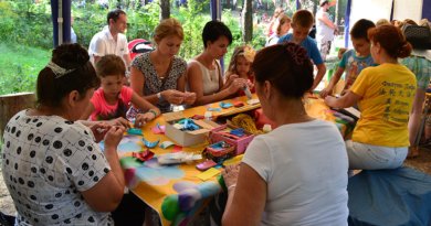 Акция последователей Фалуньгун "Лепестки мира". Фестиваль в Нижнем Новгороде "МамаслётНН", 2016 г.