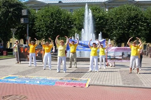 Выполнение упражнений Фалуньгун. Акция против репрессий в Китае. Санкт_Петербург, 20.07.2014 г.