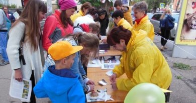 Акция "Лепестки мира" во время празднования Дня города Минеральные Воды, 2016 г.