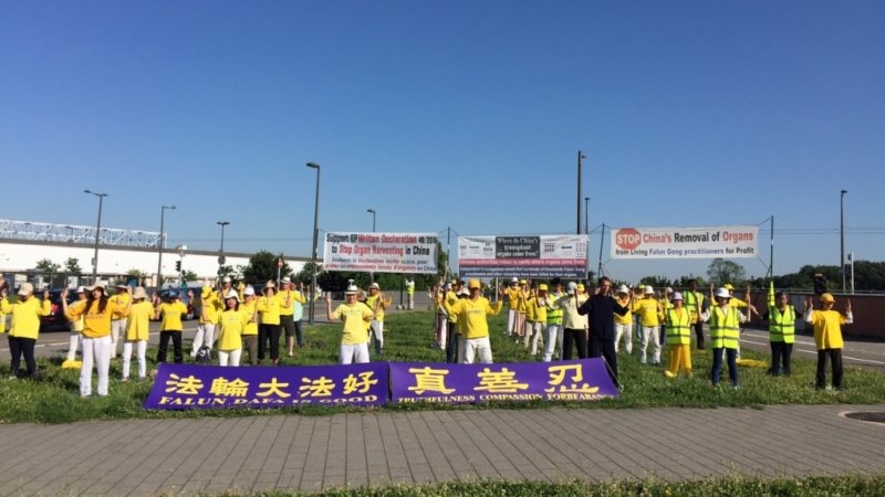 Митинг практикующих Фалуньгун перед зданием Европарламента