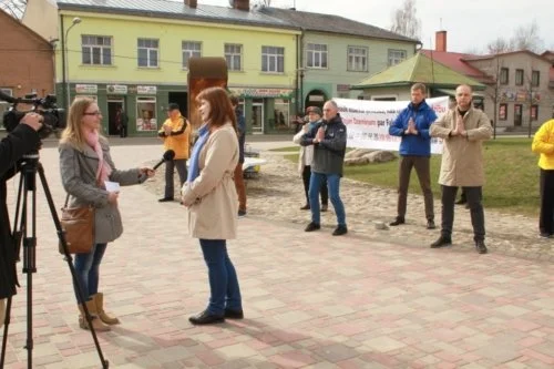 Местное телевидение берёт интервью у организаторов акции, последователей Фалуньгун. Латвия, 2016 г.