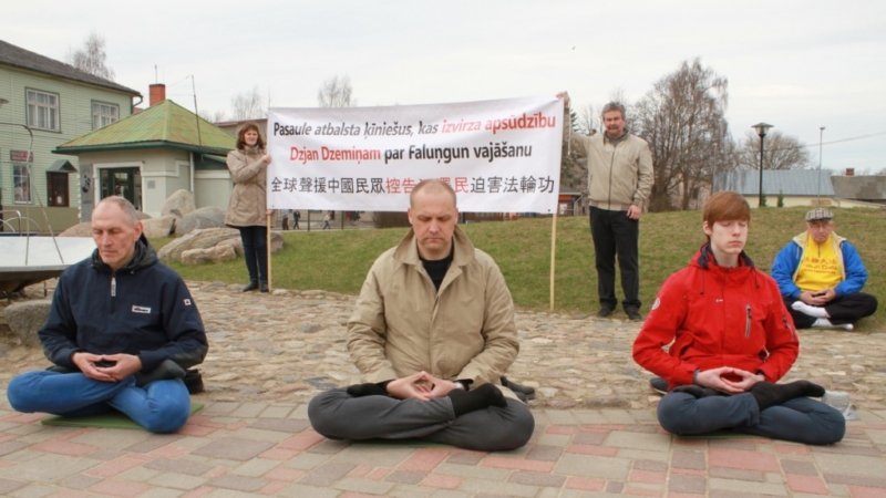 Акция латвийских последователей Фалуньгун по сбору подписей в поддержку подачи исков к Цзян Цзэминю, апрель, 2016 г.