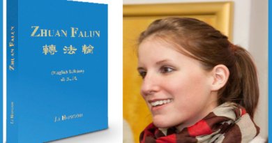 Книга “Zhuan Falun”, которая помогла Натали обрести смысл жизни. Фото Натали: ru.minghui.org, коллаж: faluninfo.info