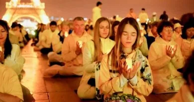 Акция памяти с зажжёнными свечами, проведённая последователями Фалуньгун на площади Прав человека в Париже. Фото: minghui.org