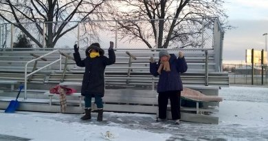 В холодный зимний день в парке Нью-Джерси практикующая У с соученицей выполняет второе статичное упражнение Фалуньгун «Стоячая свая Фалунь». Фото: minghui.org