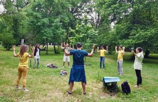 Выполнение упражнений Фалуньгун болгарскими практикующими в софийском парке во Всемирный  день Фалунь Дафа. Фото: ru.minghui.org