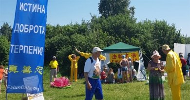 Общий вид на палатку последователей Фалуньгун, участвующих в Фестивале "Зелёный". Красноярск, 2018 г.