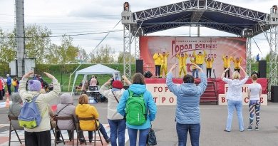 Практикующие Фалуньгун на главной сцене фестиваля демонстрируют упражнения. Фото предоставлено организаторами фестиваля «Город равных: строим вместе!»