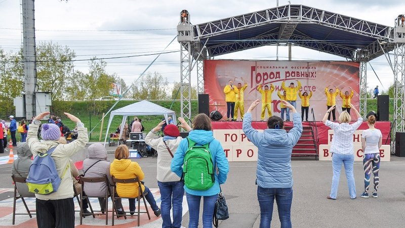 Практикующие Фалуньгун на главной сцене фестиваля демонстрируют упражнения. Фото предоставлено организаторами фестиваля «Город равных: строим вместе!»