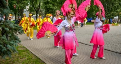 Яркие костюмы, изящные движения танцовщиц и громкий бой барабанов вносили незабываемый колорит в праздничное мероприятие