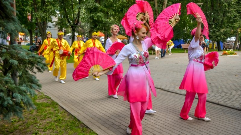 Яркие костюмы, изящные движения танцовщиц и громкий бой барабанов вносили незабываемый колорит в праздничное мероприятие