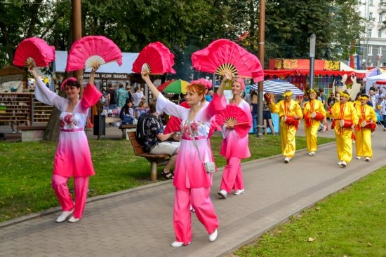 Колонна практикующих как всегда привлекала внимание людей