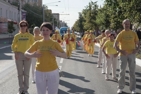 Последователи Фалуньгун показывают отдельные движения упражнений