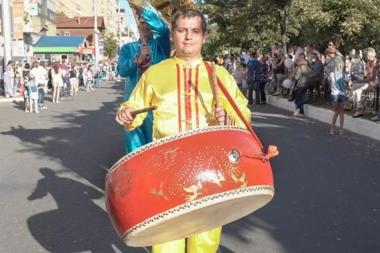 Барабанщики с китайскими барабанами