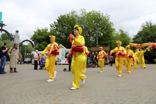 Шествие в парке Фили, посвященное Всемирному дню Фалунь Дафа