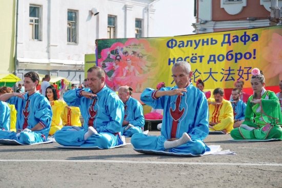 Выполнение медитативного упражнения Фалуньгун