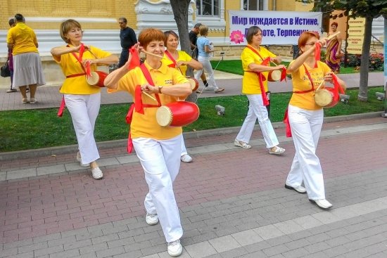 Барабанщики с китайскими барабанами