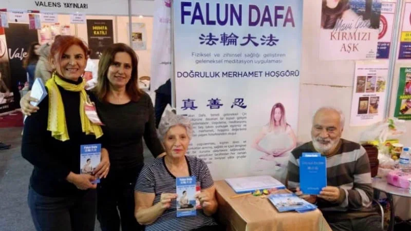 Практика Фалунь Дафа произвела большое впечатление на врача Мустафу Шахина, и он купил Книгу «Чжуань Фалунь». Фото: minghui.org