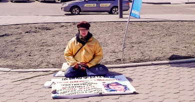 Одиночный пикет практикующих Фалуньгун возле китайского консульства в Иркутске, 24.04.2019 г.