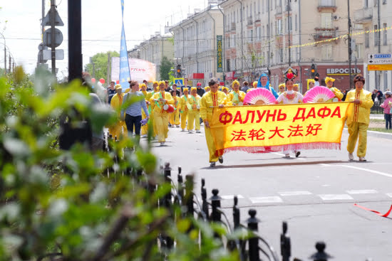 Колонна последователей Фалуньгун на празднике День города Ангарска. Фото: Николай Ошкай